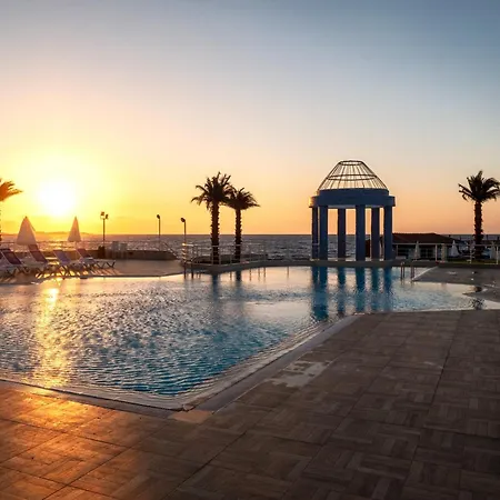 酒店 Dome & Casino At Central Kyrenia 4*